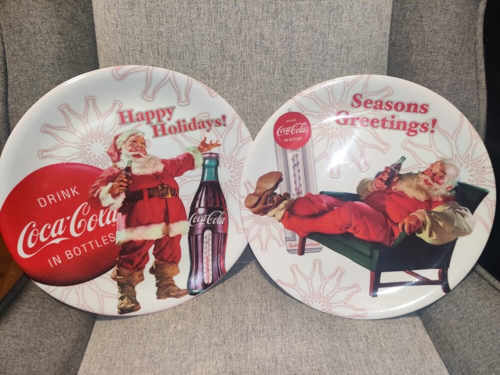 Season's Greetings Coca Cola Santa Claus Gibson Plastic Plate Set 2 Lot 10" Coke